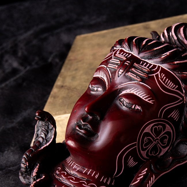 〔壁掛けタイプ〕手彫り模様のインドの神様ウォールハンギング - シヴァ [約16.5cm×8.5cm] 9 - 神々しいお顔立ち。