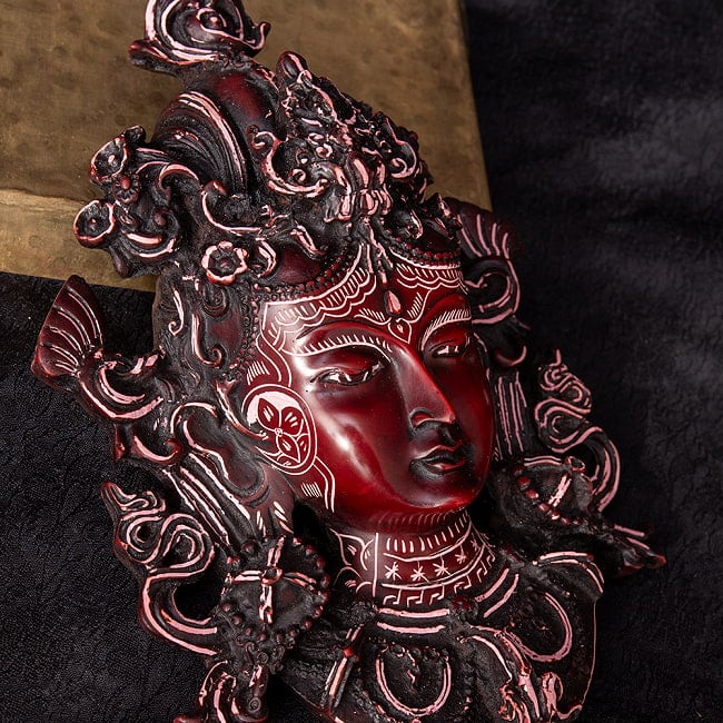 〔壁掛けタイプ〕手彫り模様のインドの神様ウォールハンギング - グリーン・ターラー 多羅菩薩  [約20.5cm×13.5cm] 2 - 拡大してみました。
