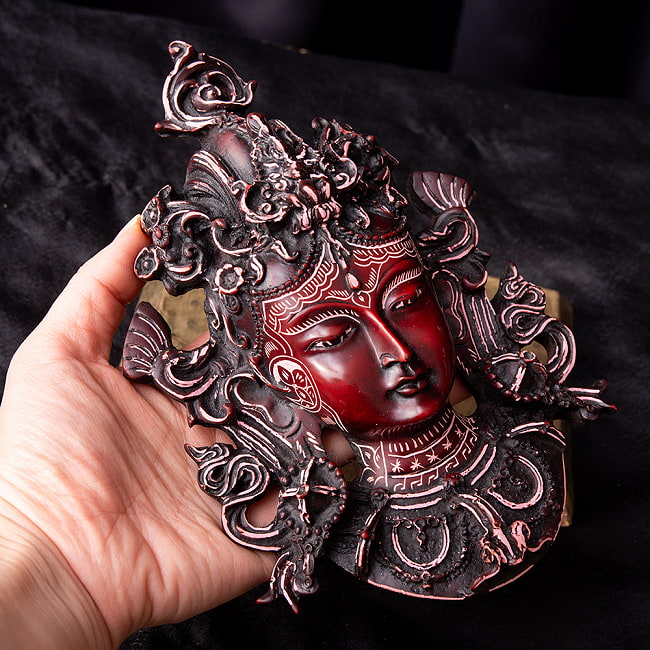 〔壁掛けタイプ〕手彫り模様のインドの神様ウォールハンギング - グリーン・ターラー 多羅菩薩  [約20.5cm×13.5cm] 6 - 手に持ってみました。