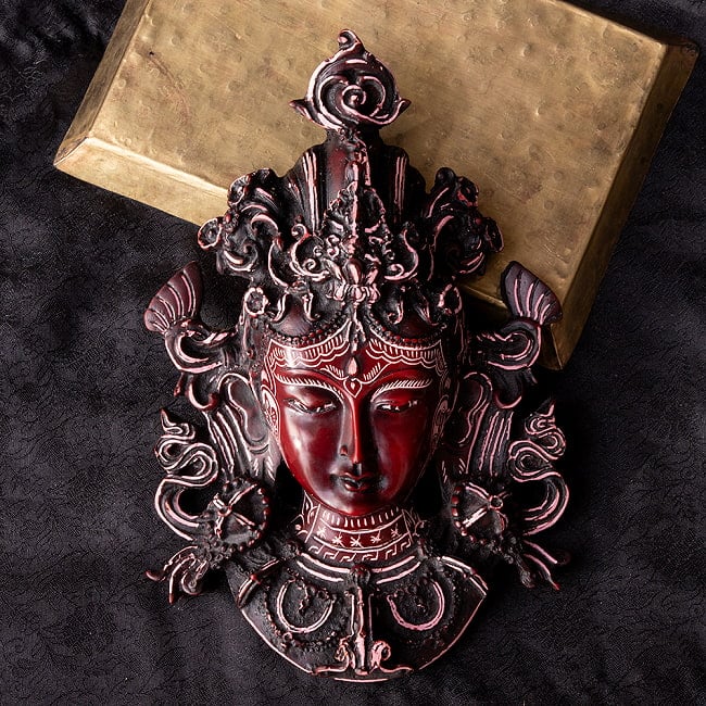 〔壁掛けタイプ〕手彫り模様のインドの神様ウォールハンギング - グリーン・ターラー 多羅菩薩  [約20.5cm×13.5cm]の写真