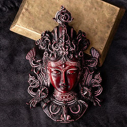 〔壁掛けタイプ〕手彫り模様のインドの神様ウォールハンギング - グリーン・ターラー 多羅菩薩  [約20.5cm×13.5cm]の商品写真