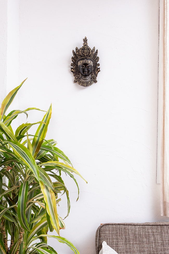 〔壁掛けタイプ〕手彫り模様のインドの神様ウォールハンギング - グリーン・ターラー 多羅菩薩  [約26.5cm×16cm × 8.5cm] 11 - 壁に掛けてみました。