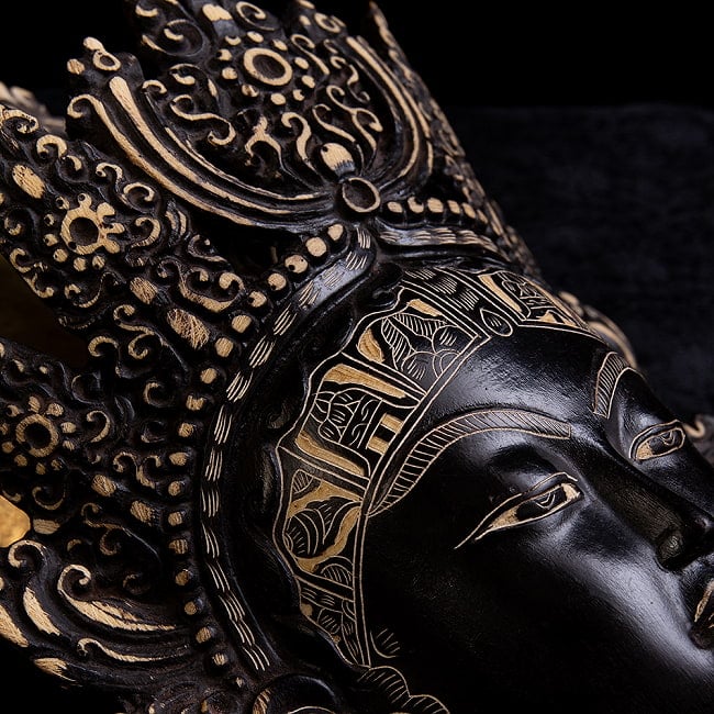 〔壁掛けタイプ〕手彫り模様のインドの神様ウォールハンギング - グリーン・ターラー 多羅菩薩  [約26.5cm×16cm × 8.5cm] 5 - チベット吉祥文様が手彫りされています。