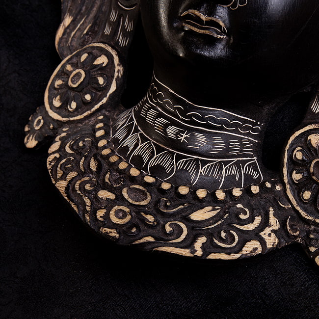 〔壁掛けタイプ〕手彫り模様のインドの神様ウォールハンギング - グリーン・ターラー 多羅菩薩  [約26.5cm×16cm × 8.5cm] 6 - チベット吉祥文様が手彫りされています。