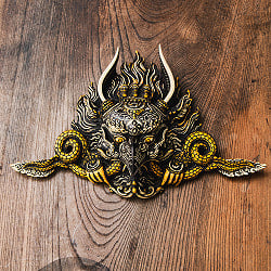 〔壁掛けタイプ〕手彫り模様のインドの神様 ウォールハンギング - ガルーダ  [約22.5cm×36cm × 8cm] - サブ2