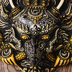 〔壁掛けタイプ〕手彫り模様のインドの神様 ウォールハンギング - ガルーダ  [約22.5cm×36cm × 8cm] - サブ3