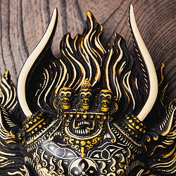 〔壁掛けタイプ〕手彫り模様のインドの神様 ウォールハンギング - ガルーダ  [約22.5cm×36cm × 8cm] - サブ4