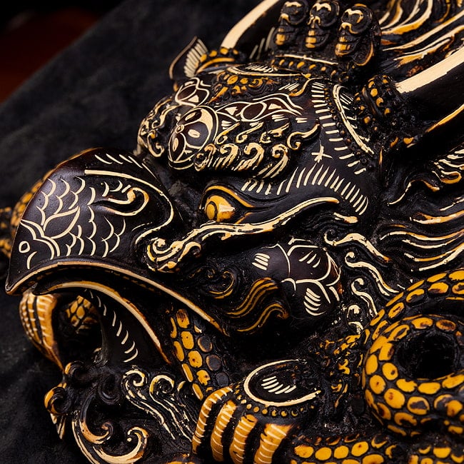 〔壁掛けタイプ〕手彫り模様のインドの神様 ウォールハンギング - ガルーダ  [約22.5cm×36cm × 8cm] 4 - チベット吉祥文様が手彫りされています。