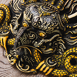 〔壁掛けタイプ〕手彫り模様のインドの神様 ウォールハンギング - ガルーダ  [約22.5cm×36cm × 8cm] - サブ5