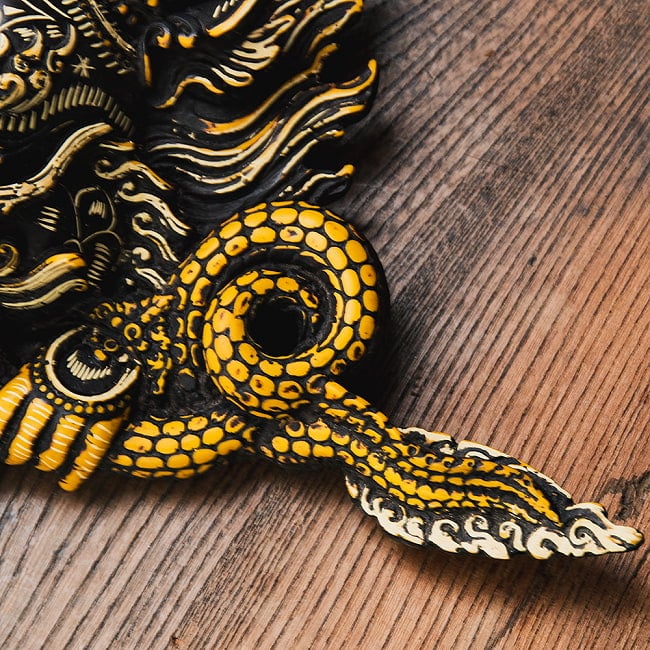 〔壁掛けタイプ〕手彫り模様のインドの神様 ウォールハンギング - ガルーダ  [約22.5cm×36cm × 8cm] 7 - 拡大してみました。