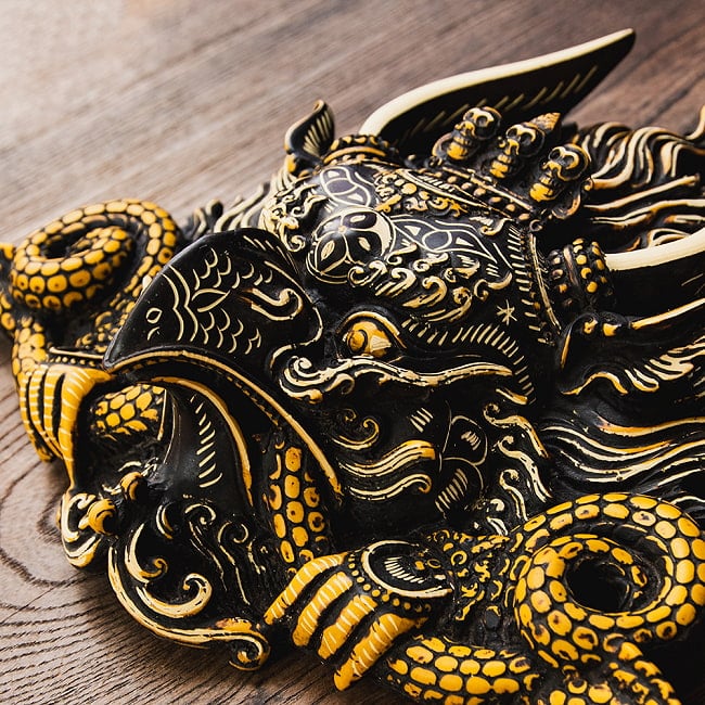 〔壁掛けタイプ〕手彫り模様のインドの神様 ウォールハンギング - ガルーダ  [約22.5cm×36cm × 8cm] 8 - とても立体的な作りです。