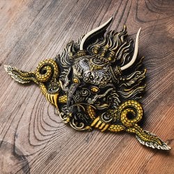 〔壁掛けタイプ〕手彫り模様のインドの神様 ウォールハンギング - ガルーダ  [約22.5cm×36cm × 8cm](TI-RSDL-1677)