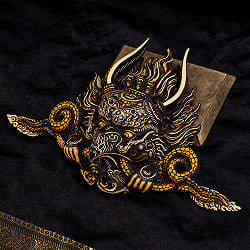 〔壁掛けタイプ〕手彫り模様のインドの神様 ウォールハンギング - ガルーダ  [約22.5cm×36cm × 8cm]の商品写真