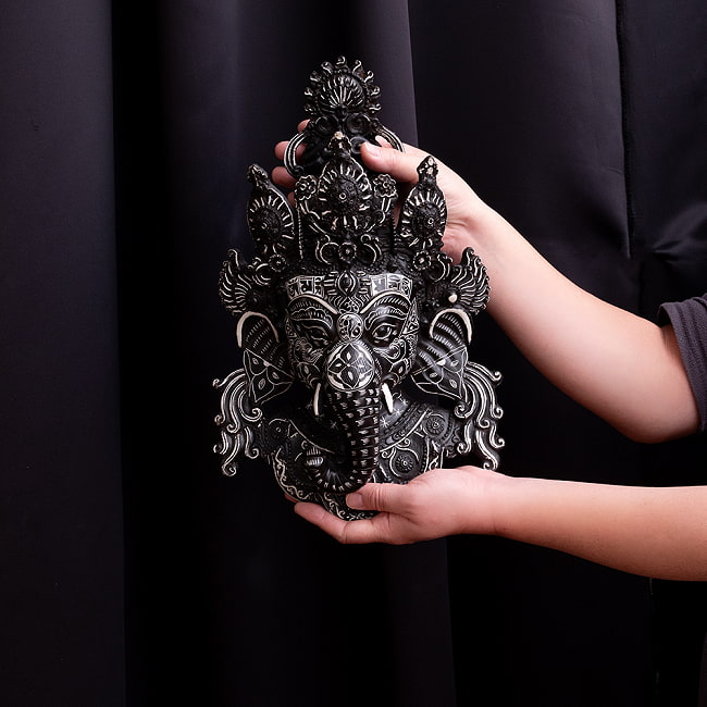 〔壁掛けタイプ〕手彫り模様のインドの神様ウォールハンギング - ガネーシャ  [約37.5cm×25cm × 13.5cm] 10 - 手に持ってみました。