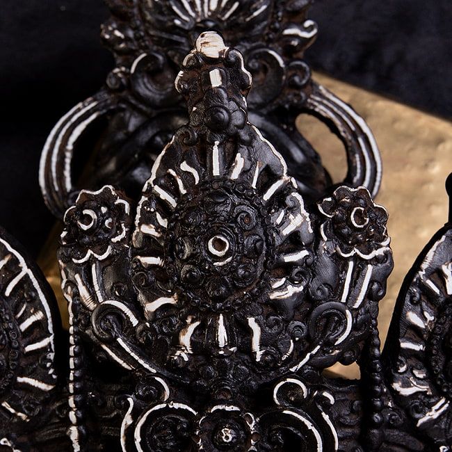 〔壁掛けタイプ〕手彫り模様のインドの神様ウォールハンギング - ガネーシャ  [約37.5cm×25cm × 13.5cm] 11 - 拡大してみました。