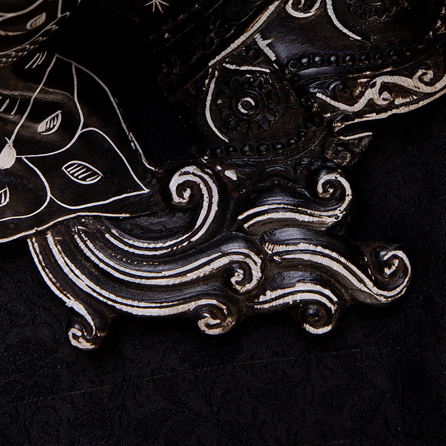 〔壁掛けタイプ〕手彫り模様のインドの神様ウォールハンギング - ガネーシャ  [約37.5cm×25cm × 13.5cm] 12 - 拡大してみました。