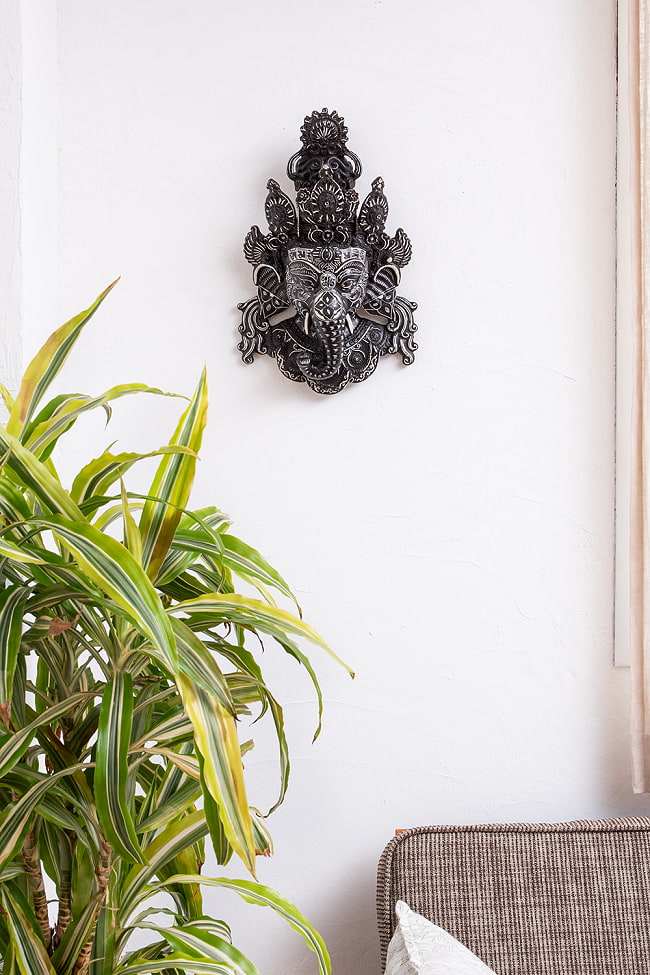 〔壁掛けタイプ〕手彫り模様のインドの神様ウォールハンギング - ガネーシャ  [約37.5cm×25cm × 13.5cm] 13 - 壁に掛けてみました。