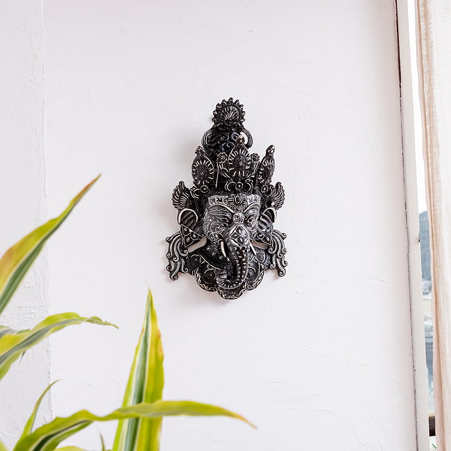 〔壁掛けタイプ〕手彫り模様のインドの神様ウォールハンギング - ガネーシャ  [約37.5cm×25cm × 13.5cm] 14 - 角度を変えて見てみました。