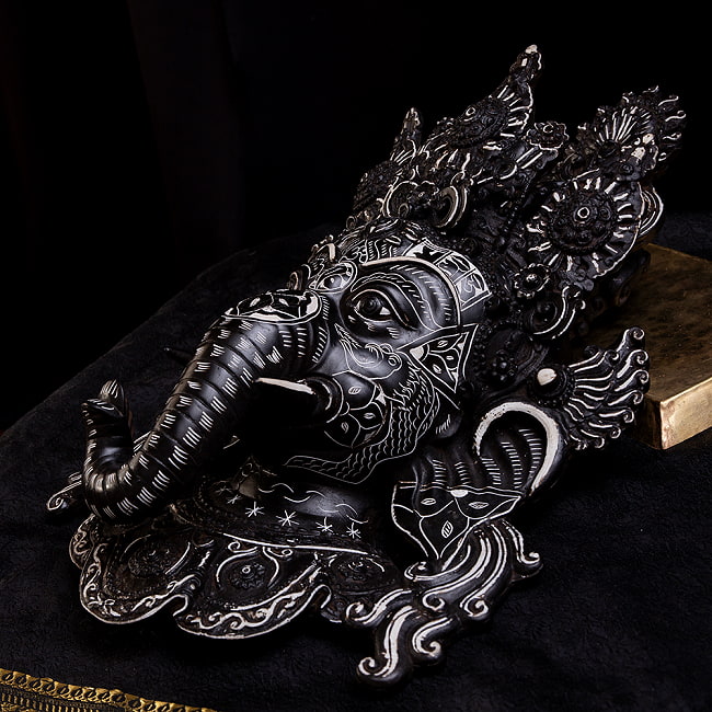 〔壁掛けタイプ〕手彫り模様のインドの神様ウォールハンギング - ガネーシャ  [約37.5cm×25cm × 13.5cm] 2 - 斜め横から見てみました。