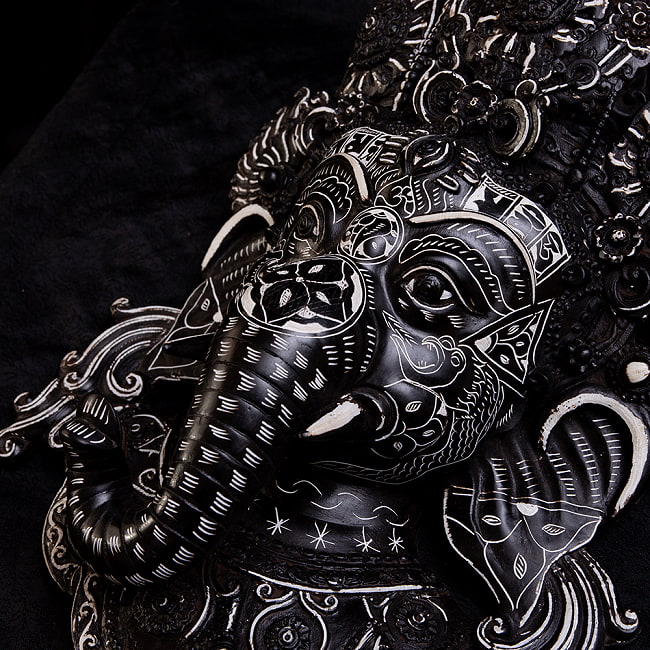 〔壁掛けタイプ〕手彫り模様のインドの神様ウォールハンギング - ガネーシャ  [約37.5cm×25cm × 13.5cm] 3 - 拡大してみました。