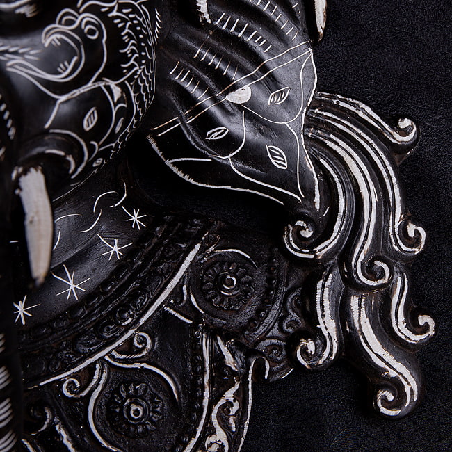 〔壁掛けタイプ〕手彫り模様のインドの神様ウォールハンギング - ガネーシャ  [約37.5cm×25cm × 13.5cm] 4 - チベット吉祥文様が手彫りされています。