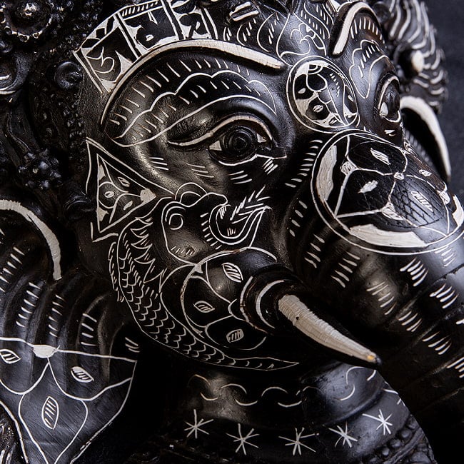 〔壁掛けタイプ〕手彫り模様のインドの神様ウォールハンギング - ガネーシャ  [約37.5cm×25cm × 13.5cm] 5 - チベット吉祥文様が手彫りされています。
