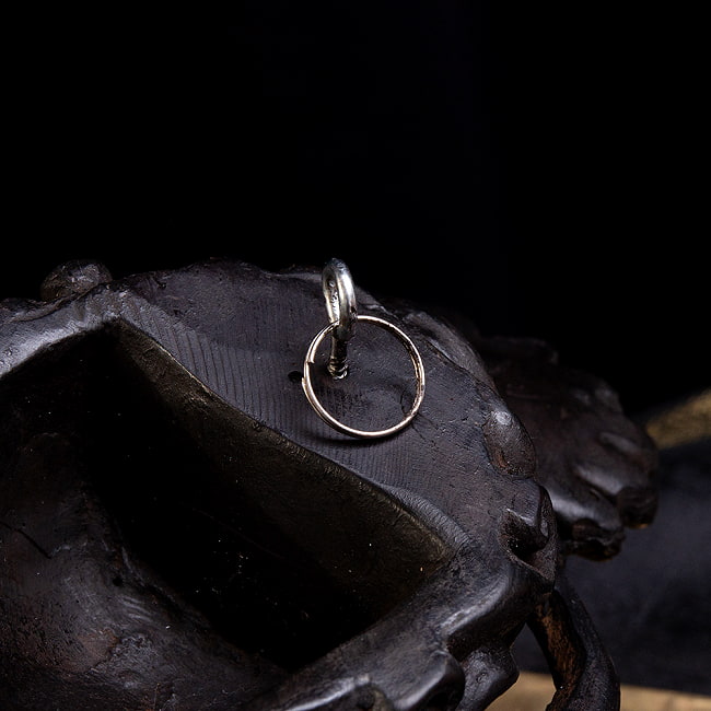 〔壁掛けタイプ〕手彫り模様のインドの神様ウォールハンギング - ガネーシャ  [約37.5cm×25cm × 13.5cm] 8 - この様な壁に掛けるための金具がついています。