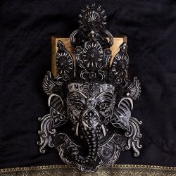 〔壁掛けタイプ〕手彫り模様のインドの神様ウォールハンギング - ガネーシャ  [約37.5cm×25cm × 13.5cm]の商品写真