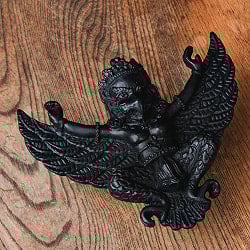 〔壁掛けタイプ〕手彫り模様のインドの神様 ウォールハンギング - ガルーダ  [約13cm×15.5cm × 4.5cm] - サブ2