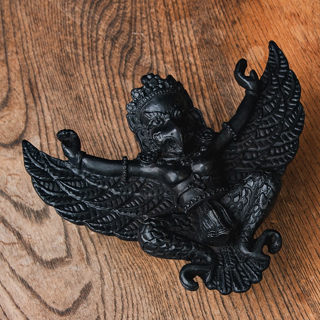 〔壁掛けタイプ〕手彫り模様のインドの神様 ウォールハンギング - ガルーダ  [約13cm×15.5cm × 4.5cm] 2 - 角度を変えてみてみました。
