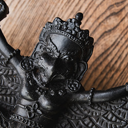 〔壁掛けタイプ〕手彫り模様のインドの神様 ウォールハンギング - ガルーダ  [約13cm×15.5cm × 4.5cm] - サブ3