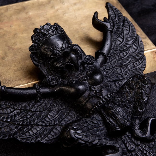 〔壁掛けタイプ〕手彫り模様のインドの神様 ウォールハンギング - ガルーダ  [約13cm×15.5cm × 4.5cm] 3 - 拡大してみました。