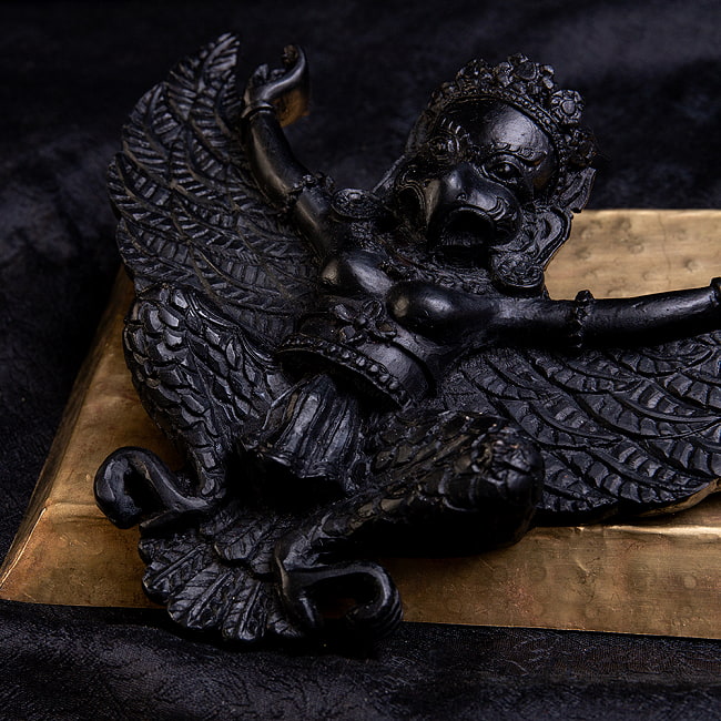 〔壁掛けタイプ〕手彫り模様のインドの神様 ウォールハンギング - ガルーダ  [約13cm×15.5cm × 4.5cm] 4 - 拡大してみました。