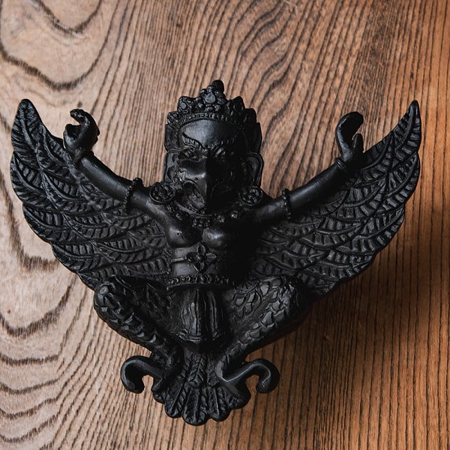 〔壁掛けタイプ〕手彫り模様のインドの神様 ウォールハンギング - ガルーダ  [約13cm×15.5cm × 4.5cm] 4 - 正面からの様子です。