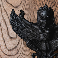 〔壁掛けタイプ〕手彫り模様のインドの神様 ウォールハンギング - ガルーダ  [約13cm×15.5cm × 4.5cm] - サブ5