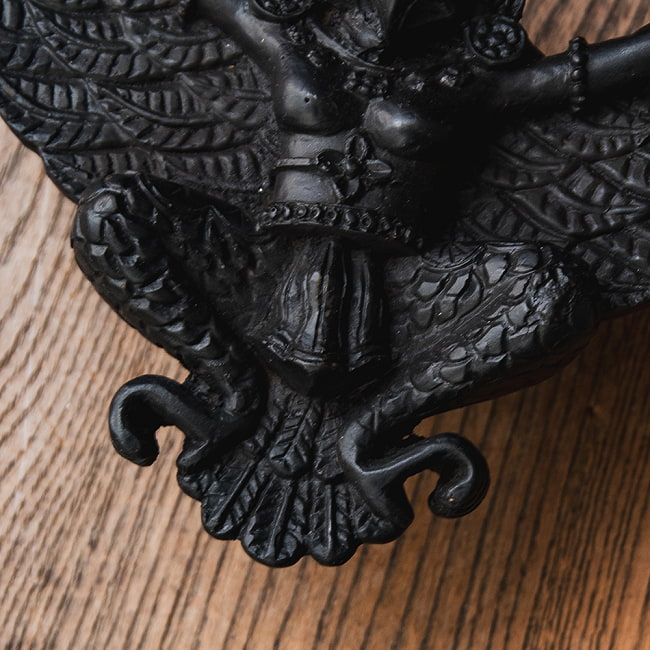 〔壁掛けタイプ〕手彫り模様のインドの神様 ウォールハンギング - ガルーダ  [約13cm×15.5cm × 4.5cm] 6 - 足元までしっかり作られています。