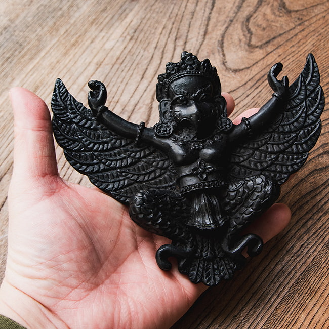 〔壁掛けタイプ〕手彫り模様のインドの神様 ウォールハンギング - ガルーダ  [約13cm×15.5cm × 4.5cm] 9 - これくらいのサイズ感になります。