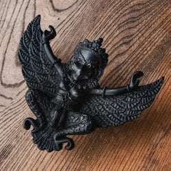 〔壁掛けタイプ〕手彫り模様のインドの神様 ウォールハンギング - ガルーダ  [約13cm×15.5cm × 4.5cm](TI-RSDL-1679)