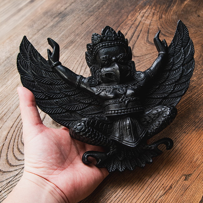 〔壁掛けタイプ〕手彫り模様のインドの神様 ウォールハンギング - ガルーダ  [約21cm×25cm × 6cm] 11 - これくらいのサイズ感です。