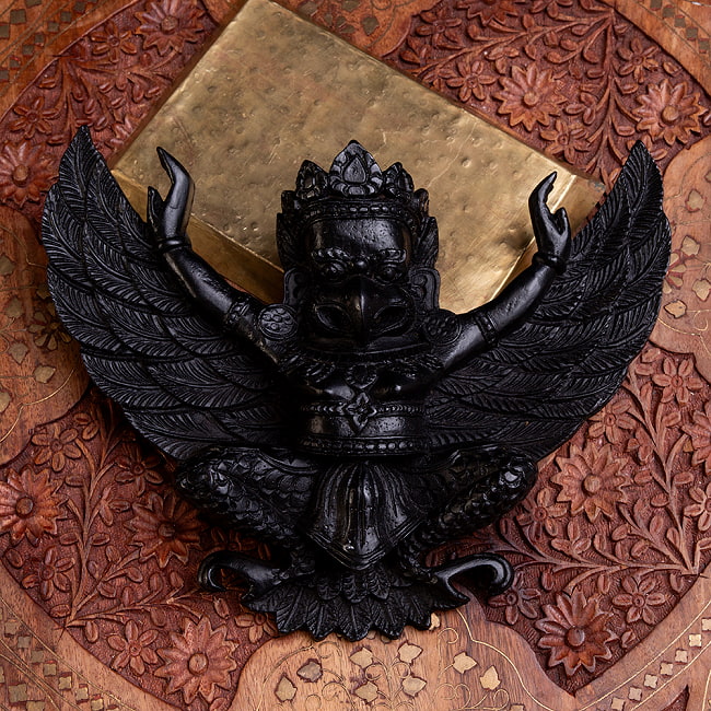 〔壁掛けタイプ〕手彫り模様のインドの神様 ウォールハンギング - ガルーダ  [約21cm×25cm × 6cm] 2 - 正面から撮影しました