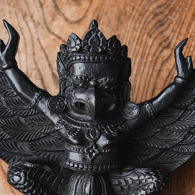 〔壁掛けタイプ〕手彫り模様のインドの神様 ウォールハンギング - ガルーダ  [約21cm×25cm × 6cm] 2 - 厳しい顔立ちです。