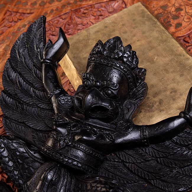 〔壁掛けタイプ〕手彫り模様のインドの神様 ウォールハンギング - ガルーダ  [約21cm×25cm × 6cm] 3 - 拡大してみました。