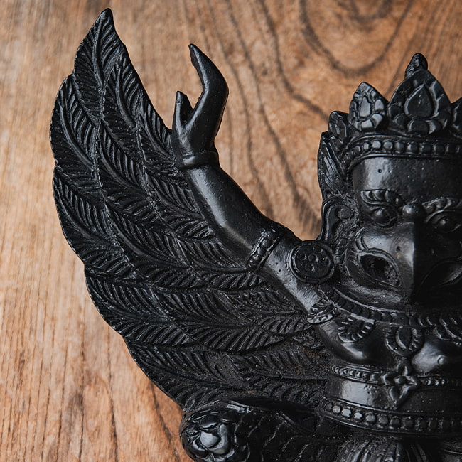 〔壁掛けタイプ〕手彫り模様のインドの神様 ウォールハンギング - ガルーダ  [約21cm×25cm × 6cm] 3 - 細部を見てみました。