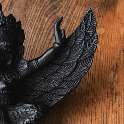 〔壁掛けタイプ〕手彫り模様のインドの神様 ウォールハンギング - ガルーダ  [約21cm×25cm × 6cm] - サブ4