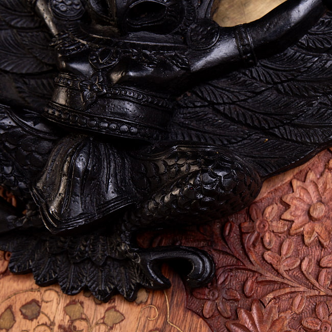 〔壁掛けタイプ〕手彫り模様のインドの神様 ウォールハンギング - ガルーダ  [約21cm×25cm × 6cm] 4 - 拡大してみました。