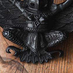 〔壁掛けタイプ〕手彫り模様のインドの神様 ウォールハンギング - ガルーダ  [約21cm×25cm × 6cm] - サブ5