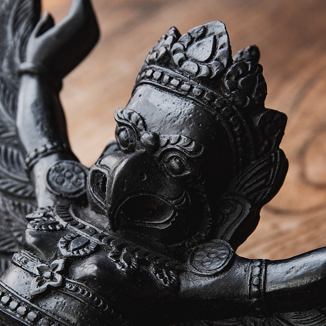 〔壁掛けタイプ〕手彫り模様のインドの神様 ウォールハンギング - ガルーダ  [約21cm×25cm × 6cm] 6 - 立体的な造形になっているのがおわかりいただけますね。