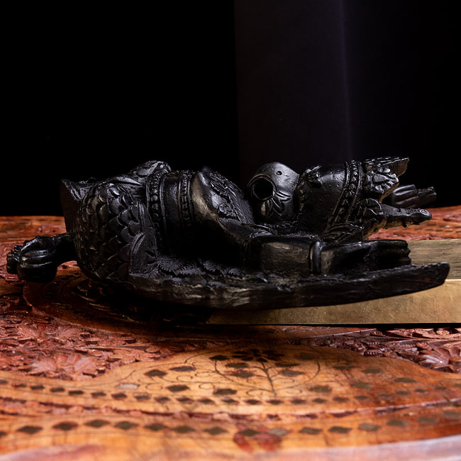 〔壁掛けタイプ〕手彫り模様のインドの神様 ウォールハンギング - ガルーダ  [約21cm×25cm × 6cm] 7 - 横から見てみました。