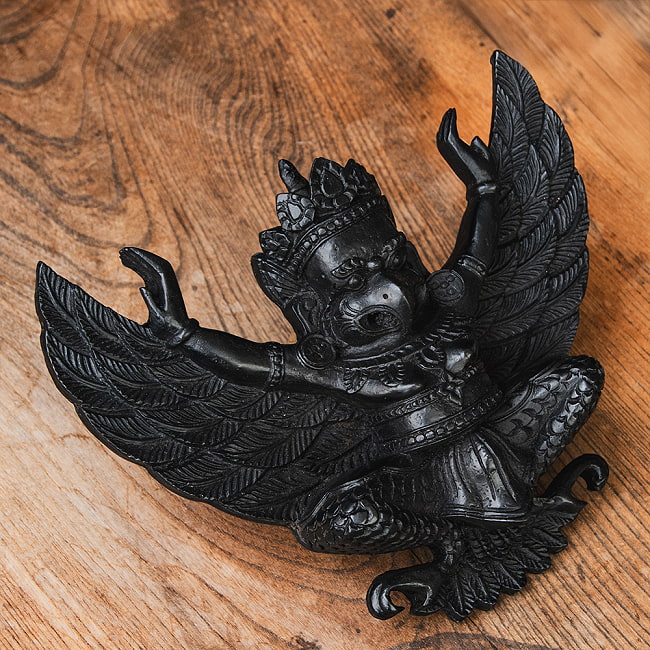 〔壁掛けタイプ〕手彫り模様のインドの神様 ウォールハンギング - ガルーダ  [約21cm×25cm × 6cm] 7 - 角度を変えてみてみました。