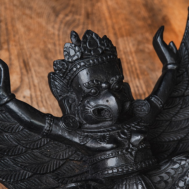 〔壁掛けタイプ〕手彫り模様のインドの神様 ウォールハンギング - ガルーダ  [約21cm×25cm × 6cm] 8 - 厳しい顔立ちです。